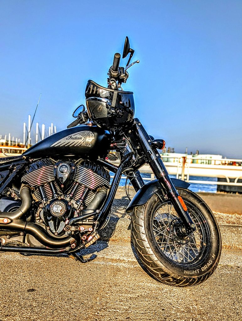 Indian Chief Bobber Dark HorseとKijimaのヘルメットホルダー