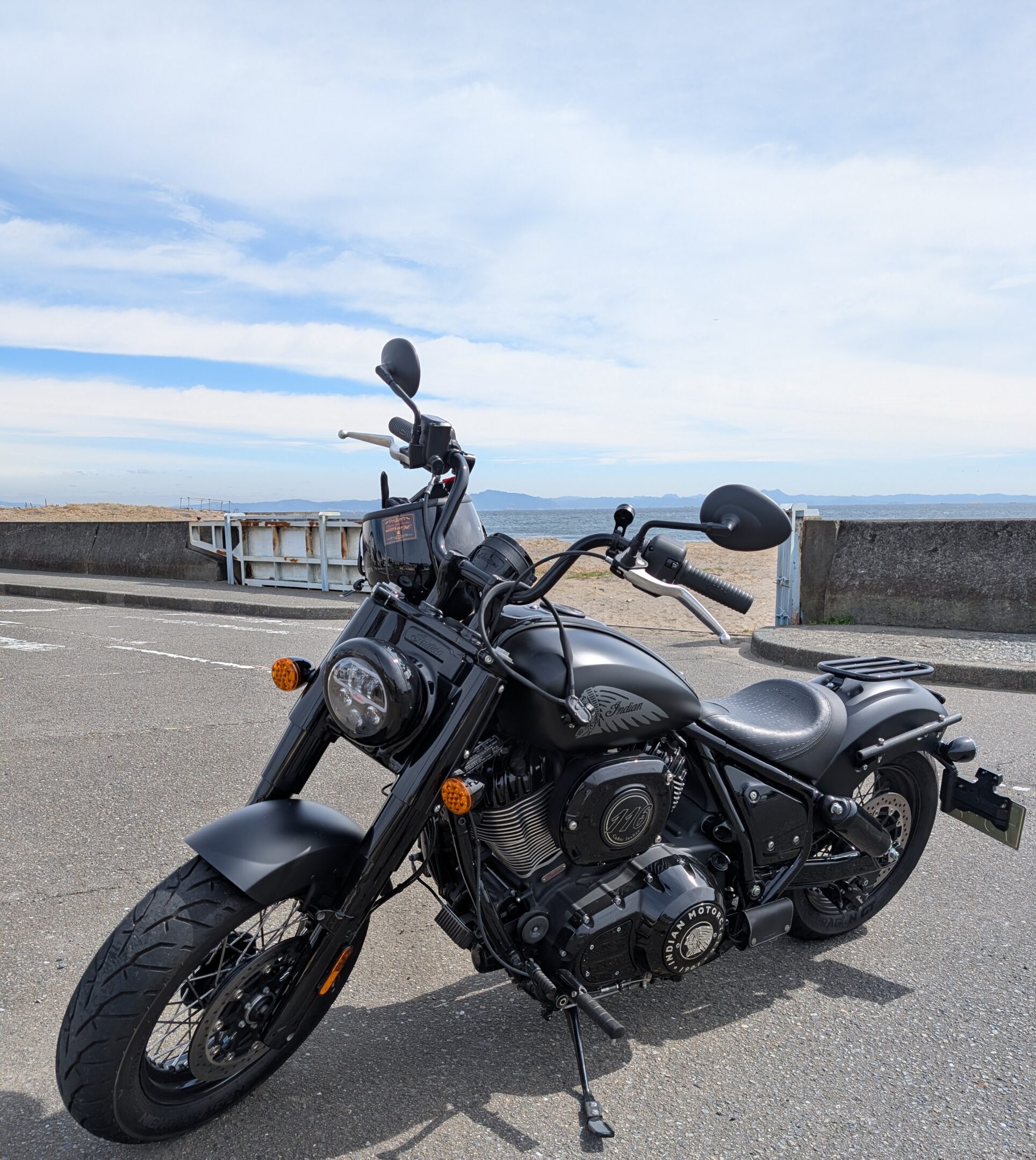 三浦海岸とIndian Chief Bobber Dark Horse